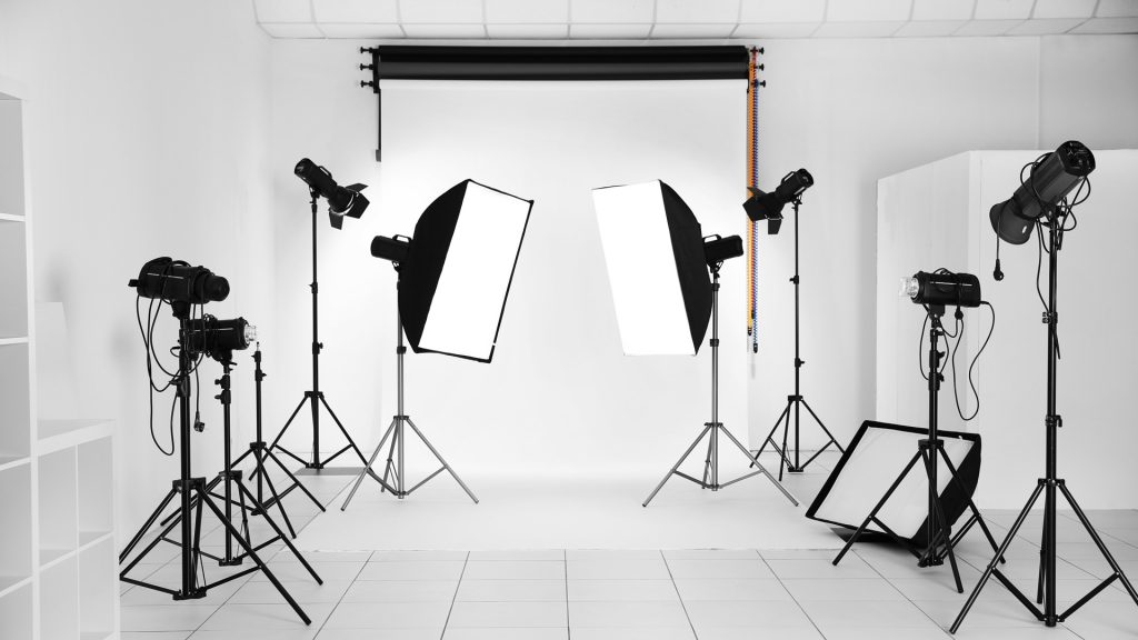 MATERIAL TO ILLUMINATE YOUR FIRST PHOTO STUDIO