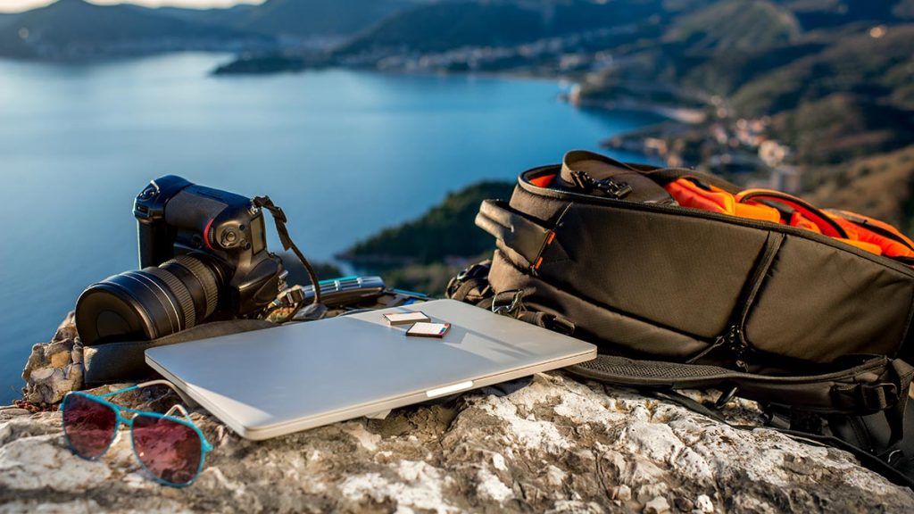 10 THINGS YOU SHOULD CARRY IN YOUR PHOTOGRAPHER BACKPACK