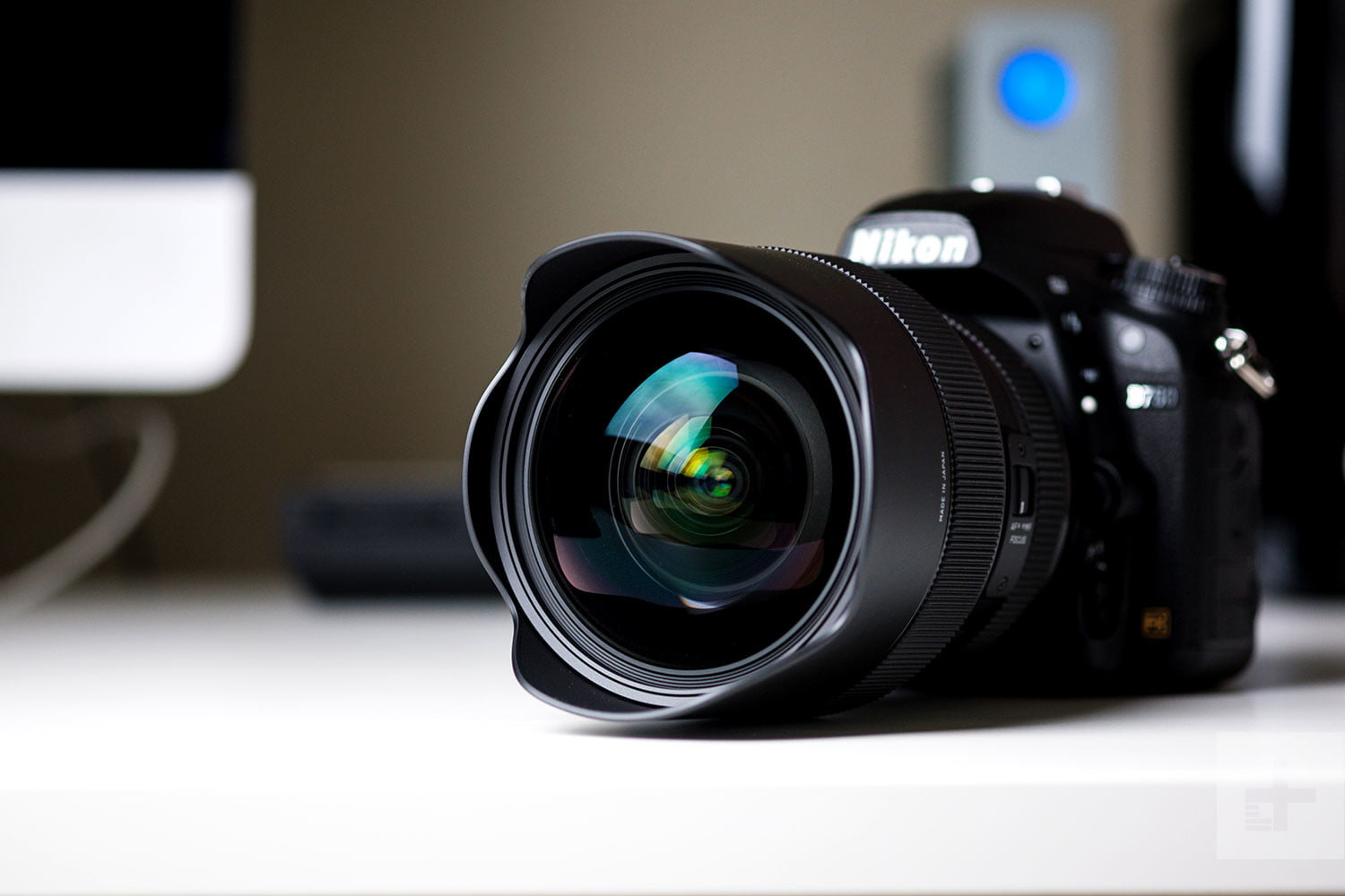 SUPERCOMPLETE GUIDE TO BUY YOUR FIRST SLR CAMERA