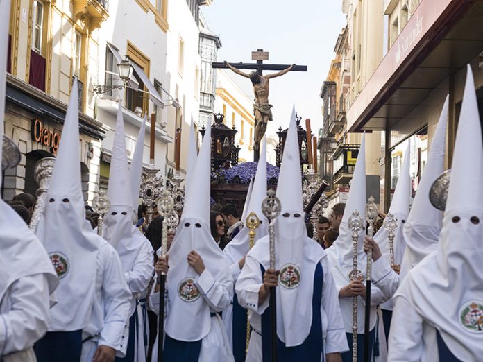 TIPS FOR TAKING PICTURES OF HOLY WEEK PROCESSIONS [+ RECOMMENDED SETTINGS]