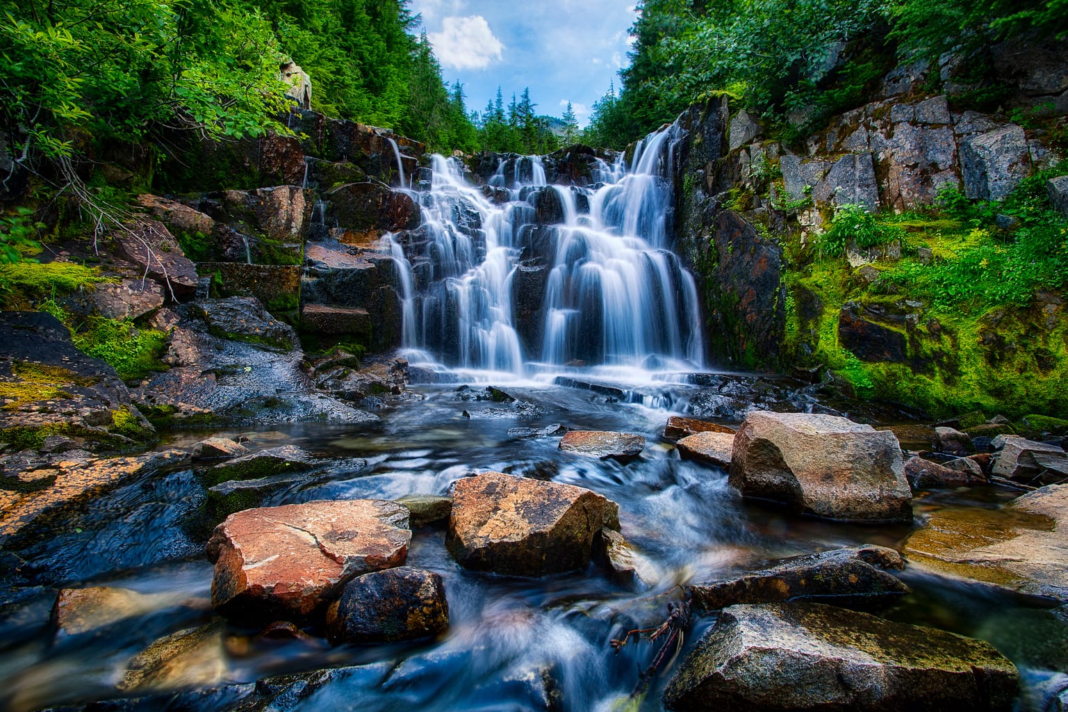 11 TIPS FOR PHOTOGRAPHING IMPRESSIVE FALLS (WITH BEAUTIFUL EXAMPLES)