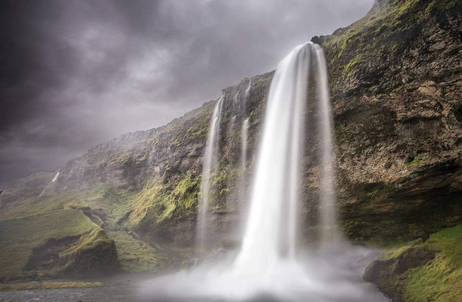 11 TIPS FOR PHOTOGRAPHING STUNNING WATERFALLS (WITH BEAUTIFUL EXAMPLES)