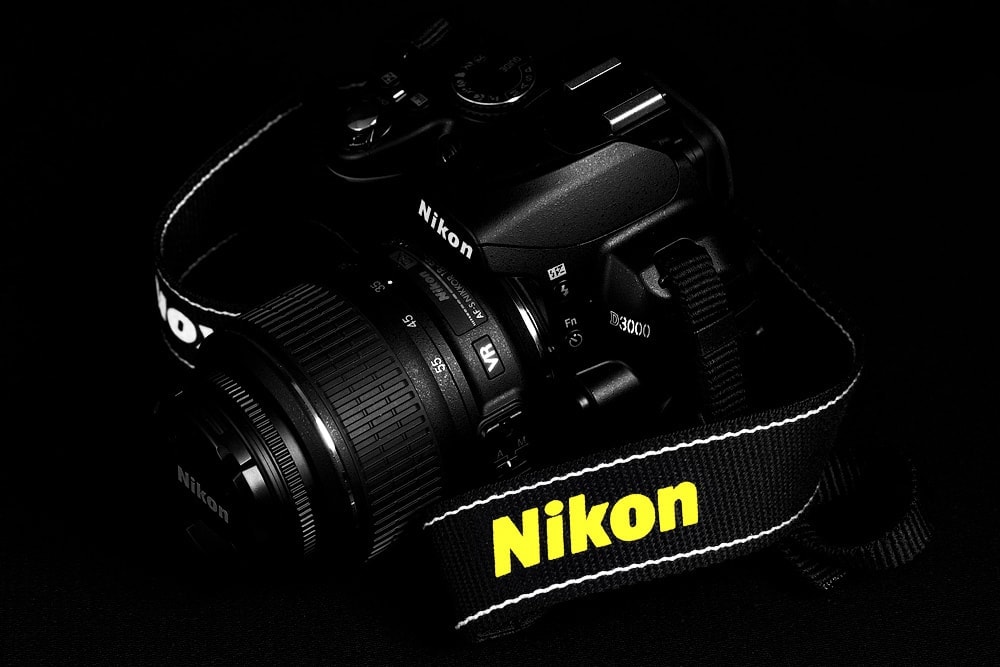 FEATURES AND BENEFITS OF THE NIKON D3000