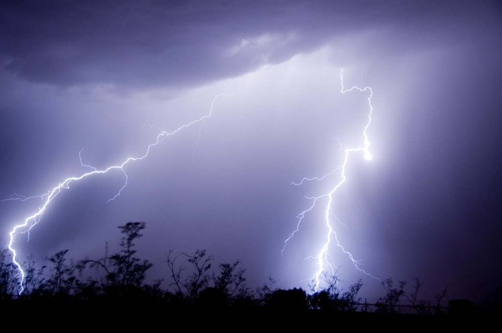 HOW TO PHOTOGRAPH LIGHTNING STORMS? [IN 12 STEPS]